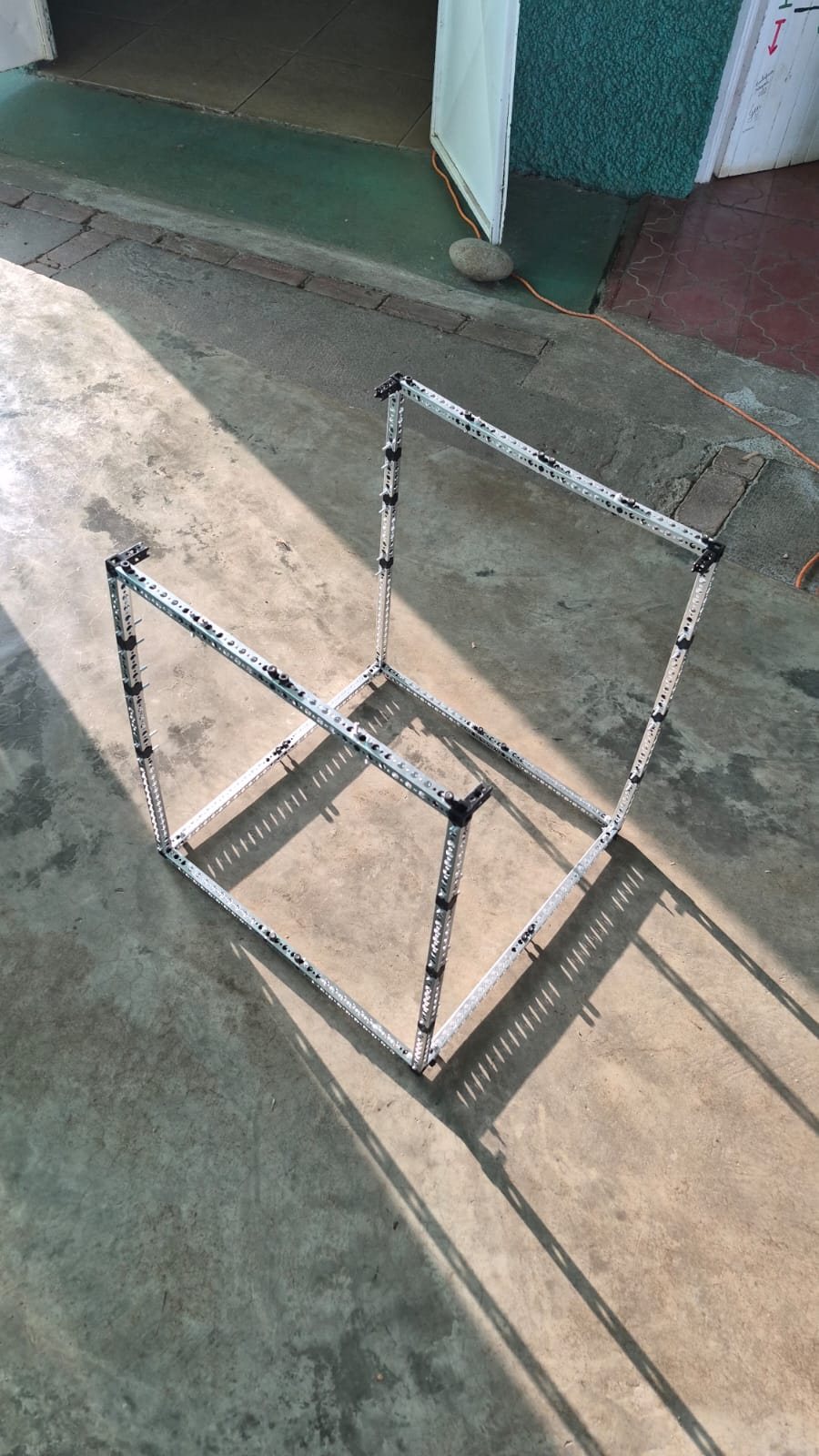 Primera estructura metálica de aluminio en forma de prisma