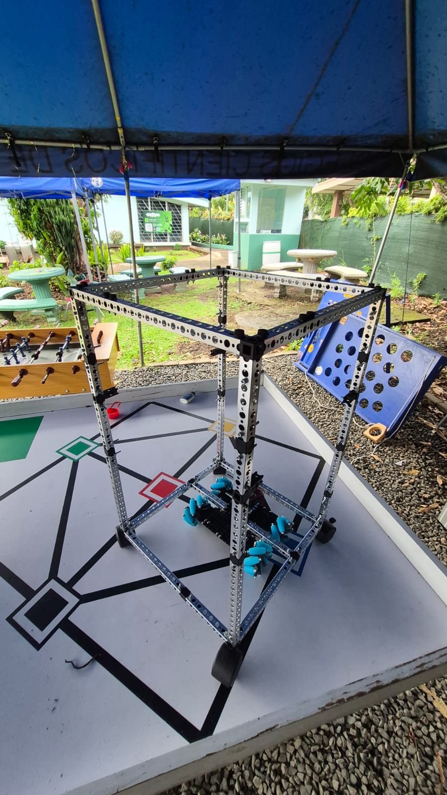Estructura metálica con el primer prototipo de movilidad basado en Arduino