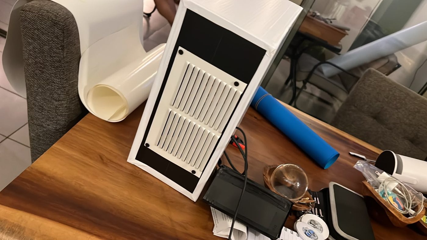 Rejilla del sistema de ventilación en la cabeza del prototipo